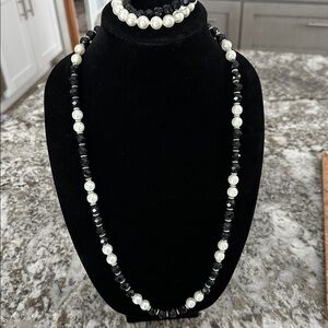👑Elegant Black and White Beaded Necklace and Bracelet Set